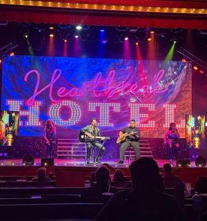 剧院舞台上的一群人