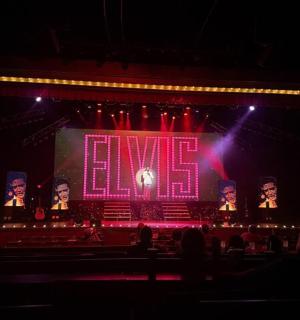 舞台上亮着“现场”的牌子