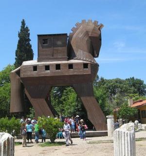 一群人围着一座巨大的木雕像