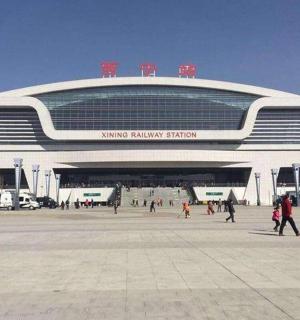 velká budova s lidmi, kteří chodí před ní