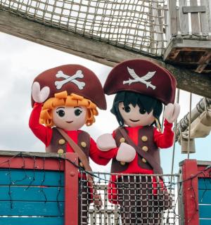 游乐设施顶部有两座 Hello Kitty 雕像