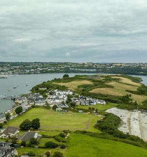 sala ūdenstilpnē ar mājām un laivām