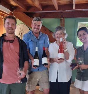 hópur fólks sem heldur á vínflöskum