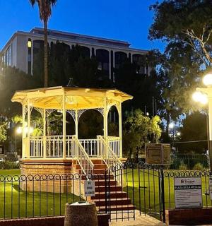 公园里夜晚灯光明亮的凉亭