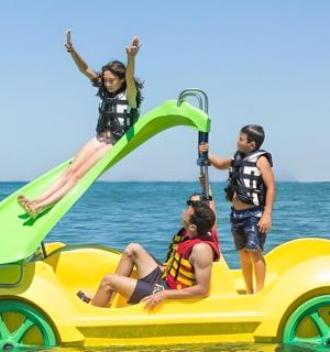 一群人在水中的脚踏船上