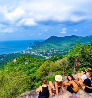 一群人坐在岩石上眺望大海