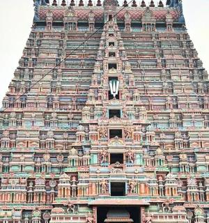 一座顶上有钟的高楼