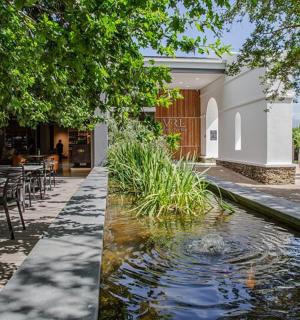 餐厅庭院里的锦鲤池