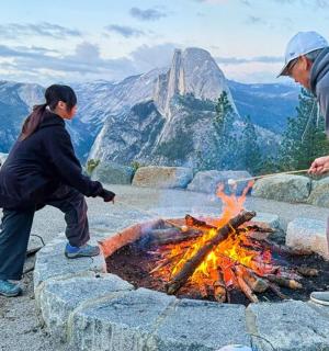 skupina lidí hrajících si kolem ohně