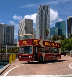 dvoupatrový autobus zaparkovaný před městem