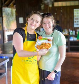 两个女人端着一盘食物