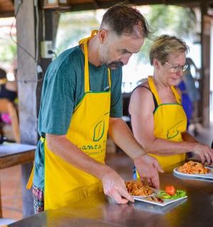 一名男子和两名女子在厨房准备食物