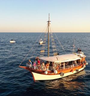 eine Gruppe von Menschen auf einem Boot im Wasser