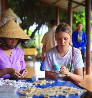 两个女人坐在桌边玩棋盘游戏