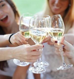 一群妇女举着酒杯