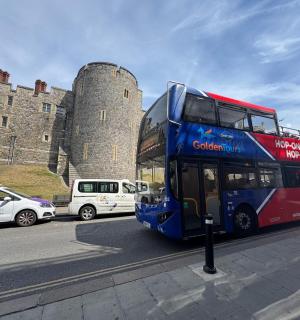 一辆双层巴士停在城堡前