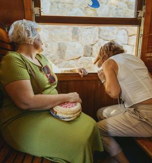 两个女人坐在房间里,望着窗外
