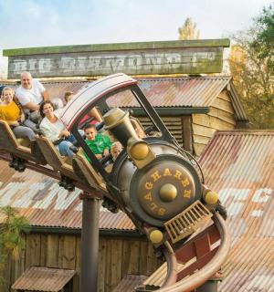 一群人坐过山车