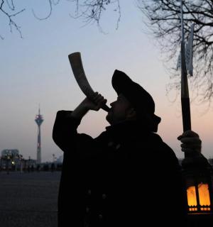 一名男子手持棒球棒