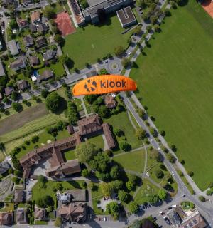 pohled shora na město s domy a budovami