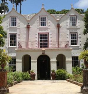 egy nagy fehér ház, tetején erkéllyel