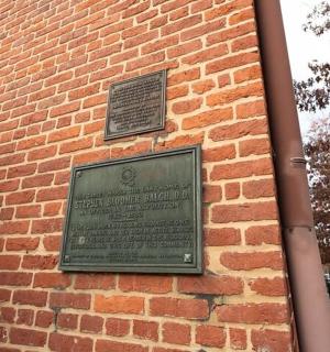 plaketa na boku cihlové budovy