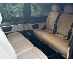 一辆后座有两个座位的货车