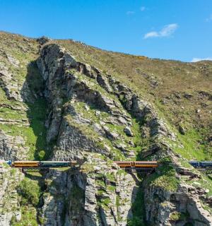 山边轨道上的火车