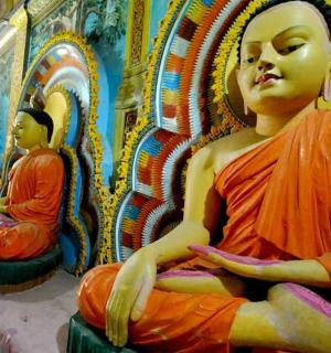 一组坐在房间里的僧侣雕像