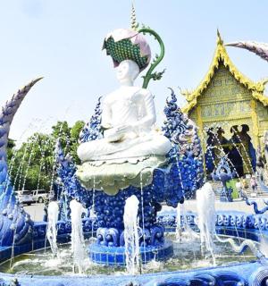 蓝白相间的喷泉,里面有一尊雕像