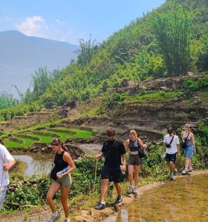 一群人在山路上行走