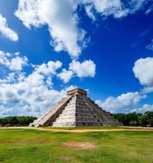 蓝天白云下的田野中的金字塔