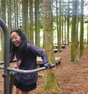 una noia jove juga en un parc infantil