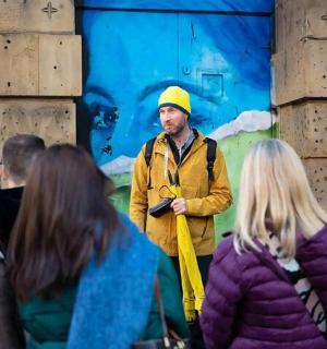 човек који стоји испред групе људи