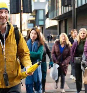 一名男子与一群人一起走在街上