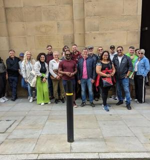 一群人站在一栋建筑物前