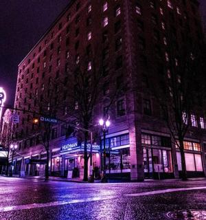 夜晚城市街道上的一栋建筑