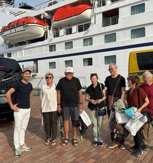 一群人站在游轮前