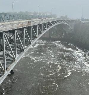 河上的一座桥,桥上有汽车