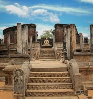 一座有楼梯和雕像的大楼