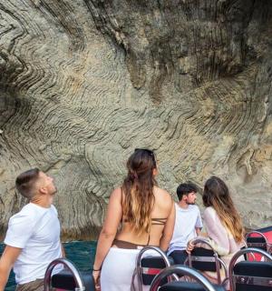 一群人在水中的船上