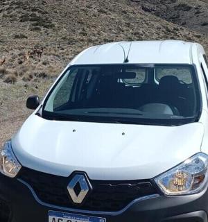 一辆白色汽车停在路边