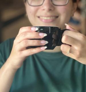 一名女子手里拿着手机