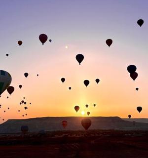 日落时分天空中飘浮着一堆热气球