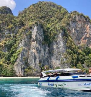 loď ve vodě před horou