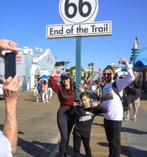 一群人站在标志牌前