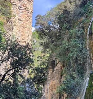 山边有瀑布的峡谷