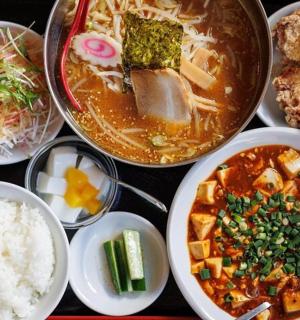 桌子上摆满了食物和米饭