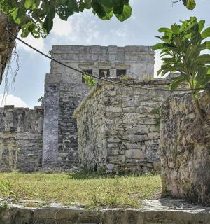 一堵古老的石墙，背景是一栋建筑