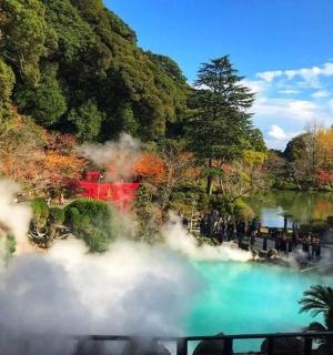 前景中冒出一股蒸汽的水体